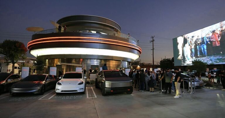 A $17 Hotdog and a Humanoid Robot Serving Popcorn: WIRED’s Day at the Tesla Diner