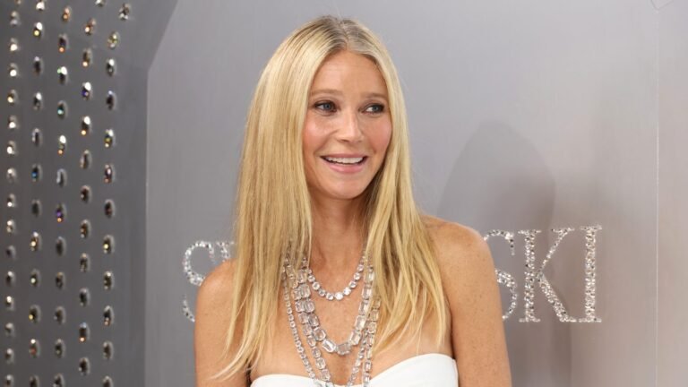 Gwyneth Paltrow Jokes About Coldplay Scandal in Astronomer Video Gwyneth Paltrow Jokes About Coldplay Scandal in Astronomer Video