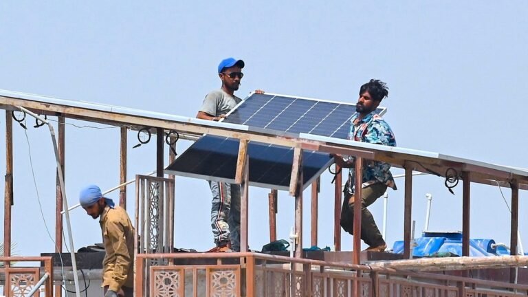 In Pakistan, a Solar Revolution Is Bringing Power to the People