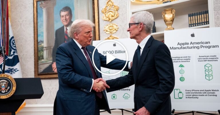 Apple C.E.O. Gifts Trump Gold