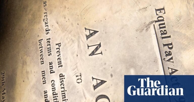 UK mothers earn £302 a week less than fathers, analysis shows | Equal pay UK mothers earn £302 a week less than fathers, analysis shows | Equal pay