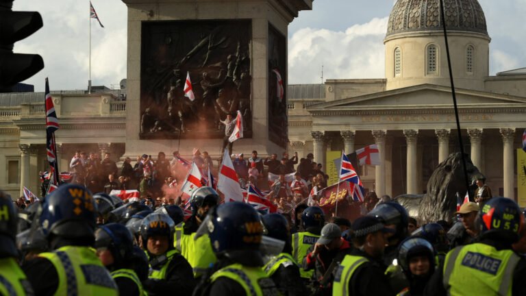 Dozens arrested after anti-immigration protesters scuffled with UK police | Protests Dozens arrested after anti-immigration protesters scuffled with UK police | Protests
