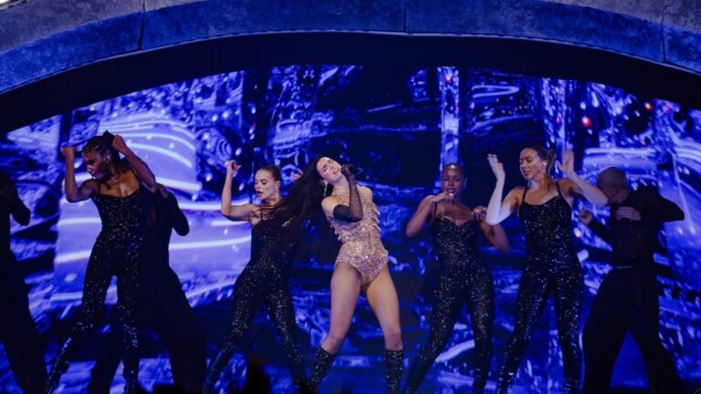 Dua Lipa Duets With Chaka Khan, Covers Earth, Wind & Fire in Chicago