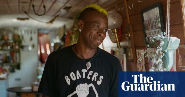 Delivery swans, millionaire neighbours and the wonders of a bath: hardcore houseboaters celebrated in photos | Photography