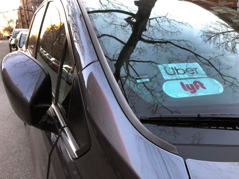 Newsom signs bill giving Uber and Lyft drivers in California the right to unionize