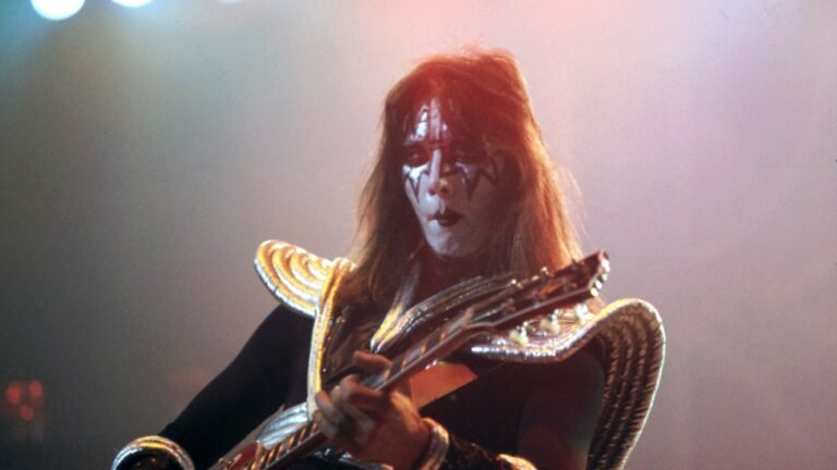 Kiss Pay Tribute to Ace Frehley at First Show Since Guitarist’s Death Kiss Pay Tribute to Ace Frehley at First Show Since Guitarist's Death