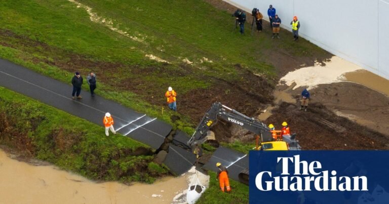 Washington state residents urged to ‘go now’ as flooding causes levee breach | Washington state
