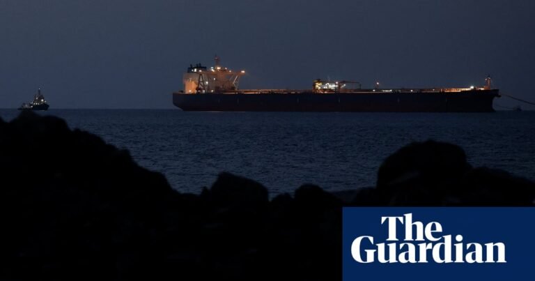 Trump’s ‘free flow of energy’ vow fails to restart shipping in strait of Hormuz | Iran