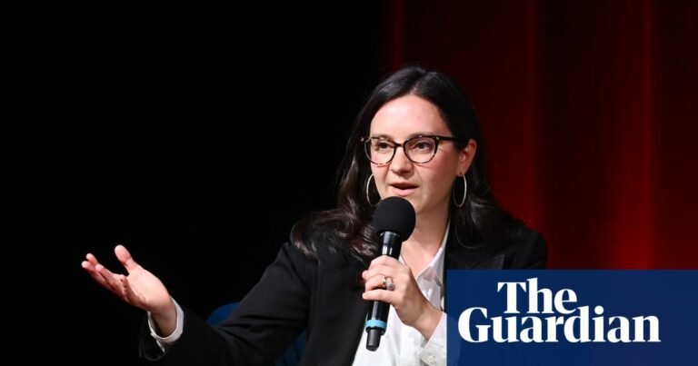 Paramount expresses support for CBS News leader Bari Weiss amid criticism | CBS Paramount expresses support for CBS News leader Bari Weiss amid criticism | CBS