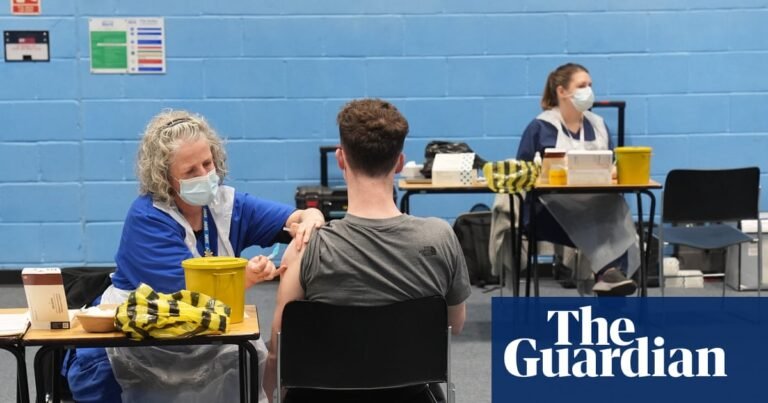 UK school leavers and new students to be offered meningitis B vaccine | Vaccines and immunisation UK school leavers and new students to be offered meningitis B vaccine | Vaccines and immunisation